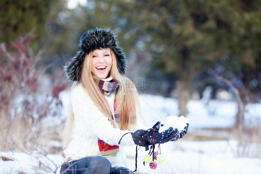冬季女孩微笑头发乐趣白色青少年森林蓝色帽子喜悦女性图片