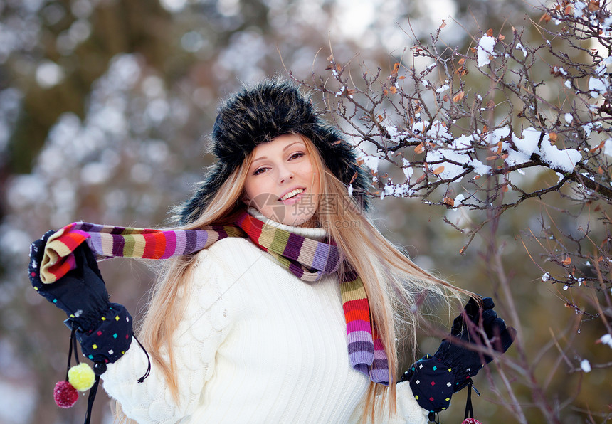 冬季女孩微笑帽子头发女士女性青少年乐趣蓝色喜悦季节性图片