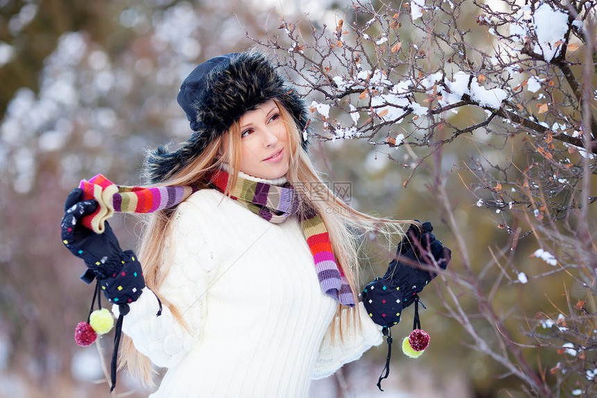 冬季女孩帽子季节性乐趣微笑青少年女性喜悦森林女士蓝色图片