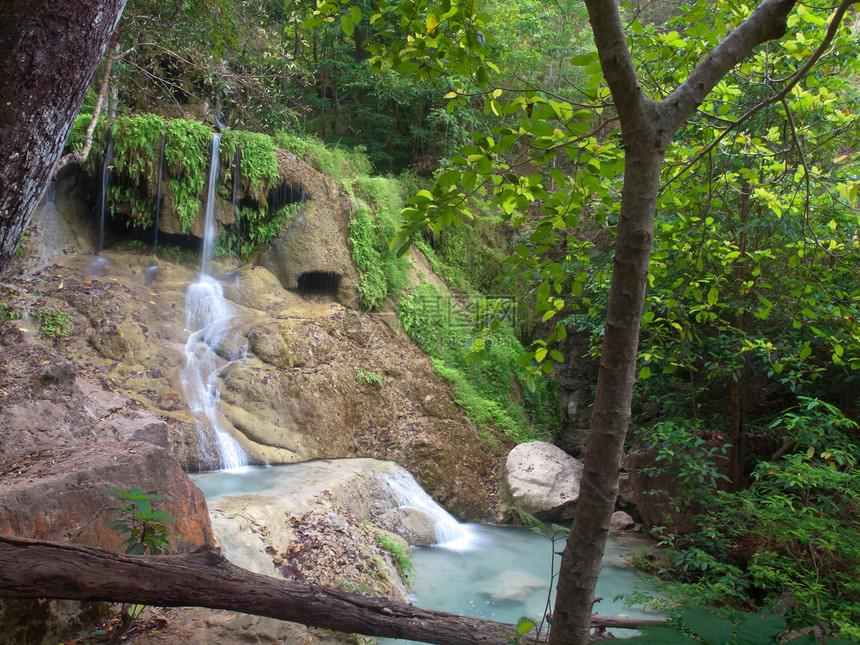 埃拉万瀑布吸引力发源地小溪叶子运河瀑布避难所旅行热带流动图片