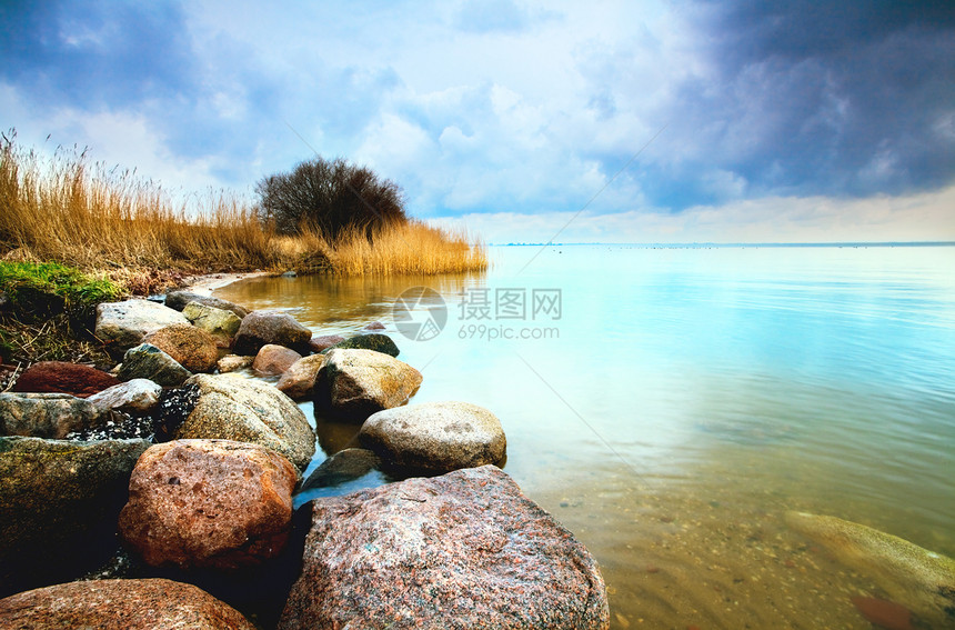 色彩多彩的景观蓝色植物石头地平线天空天气风暴图片