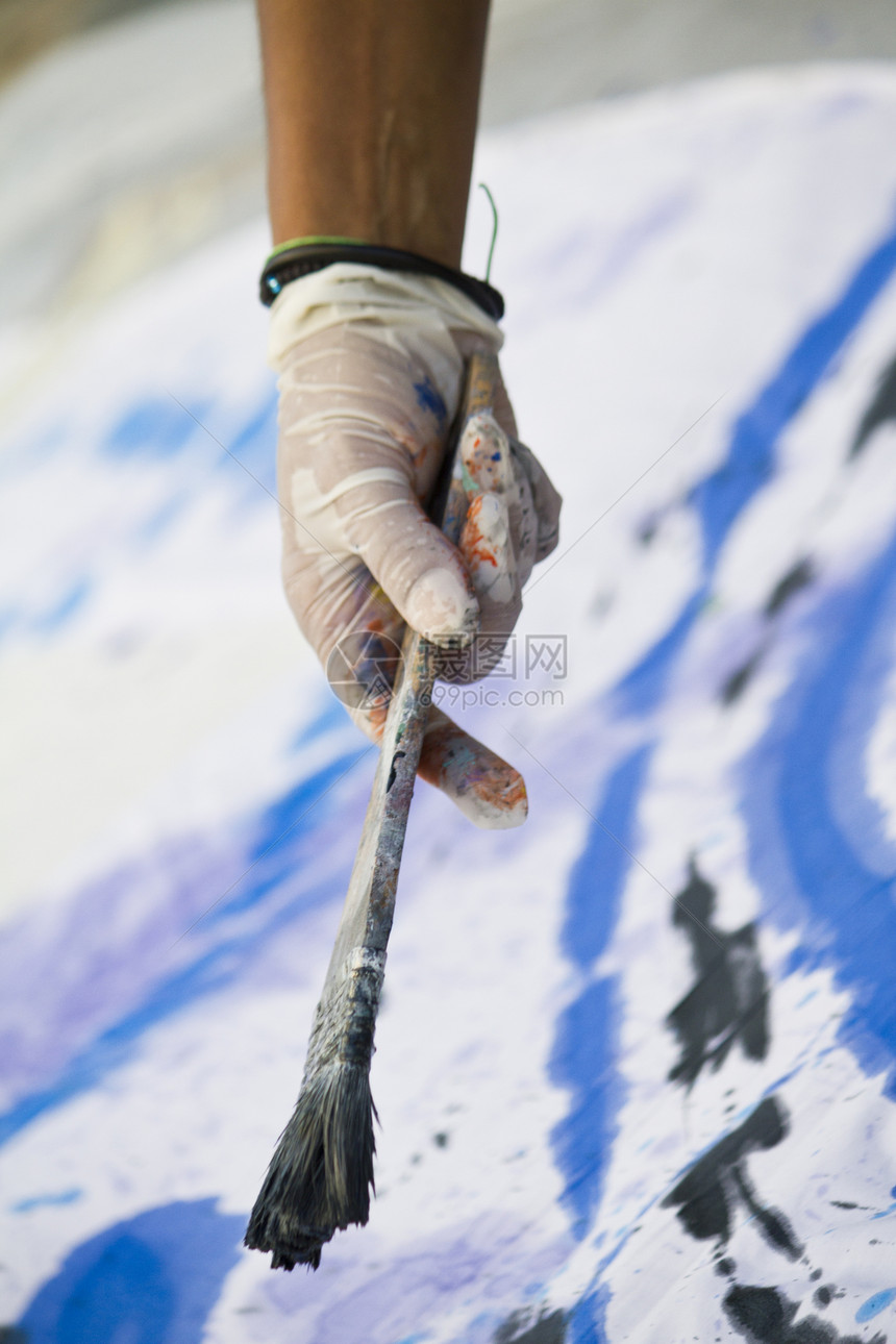 手画着多彩的布料创造力绘画艺术性艺术家工艺画家刷子爱好艺术品画笔图片
