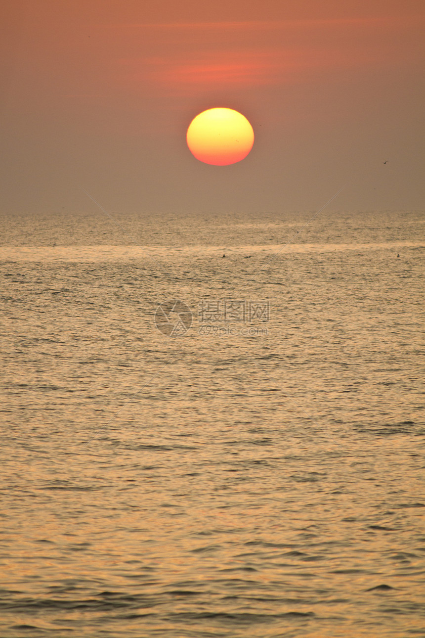 日落时红太阳海洋阳光海岸黄色金子地平线橙子支撑天空风景图片