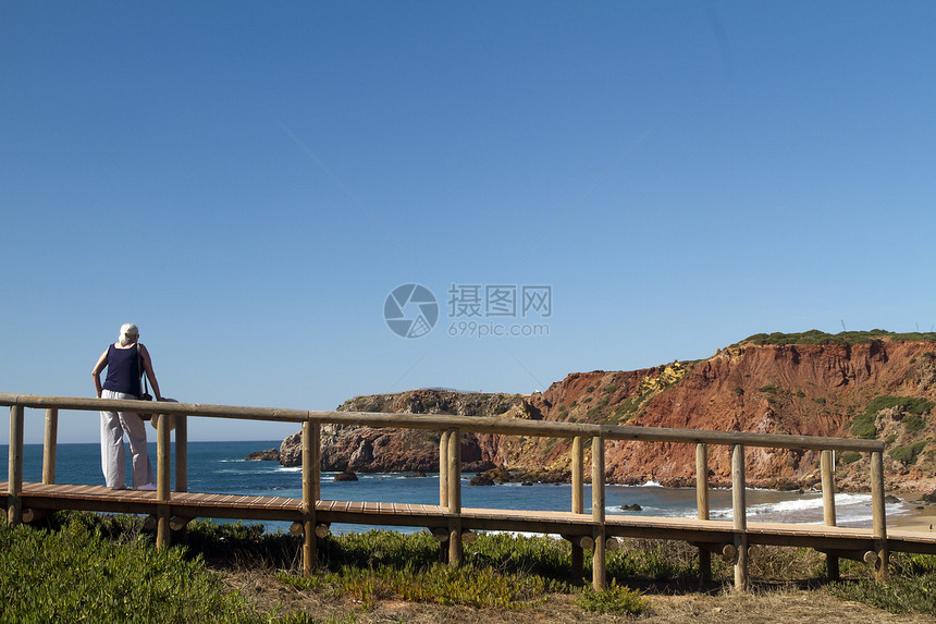 沙格里斯美丽的海滩植被海浪晴天岩石海岸线海岸蓝色海洋女性悬崖图片