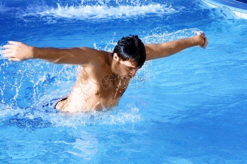蝴蝶游泳运动员游泳衣风镜竞赛力量女士闲暇活力训练男人行动图片