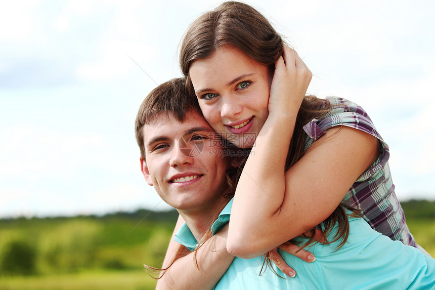 情人在天空中拥抱自由异性恋蜜月女性男人假期两个人人脸家庭笑脸图片