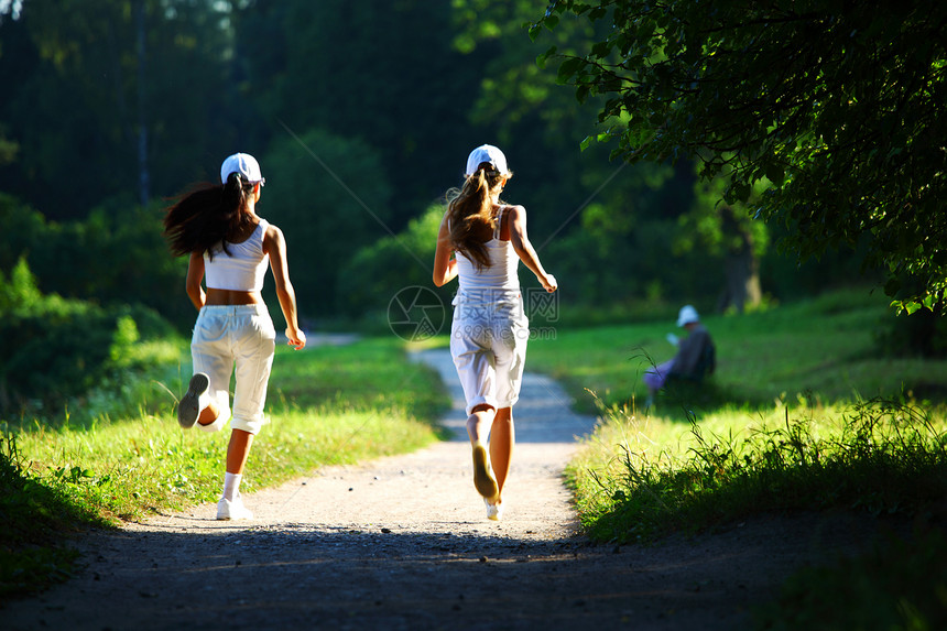 参加竞选的妇女运动装行动赛跑者娱乐女性树木火车森林跑步公园图片