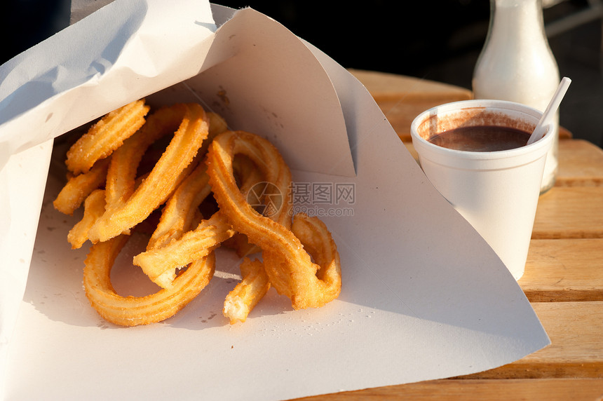 带巧克力的胡萝罗杯子糖果桌子可可外卖早餐水平糕点食品小吃图片