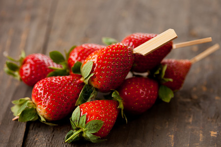 草莓点心饮食派对小吃桌子水果木头红色背景图片