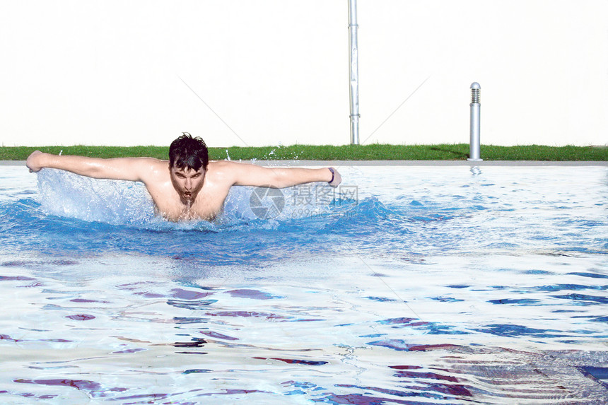 游泳池里的蝴蝶游泳运动员力量男人训练中风游戏游泳者活力运动活动速度图片