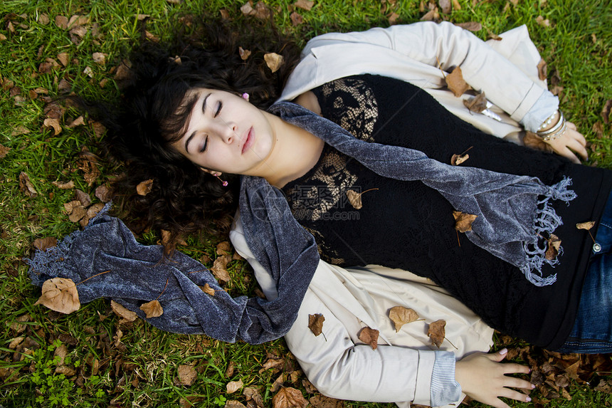 躺倒在地上植被季节幸福公园女性绿色地面女士女孩青年图片