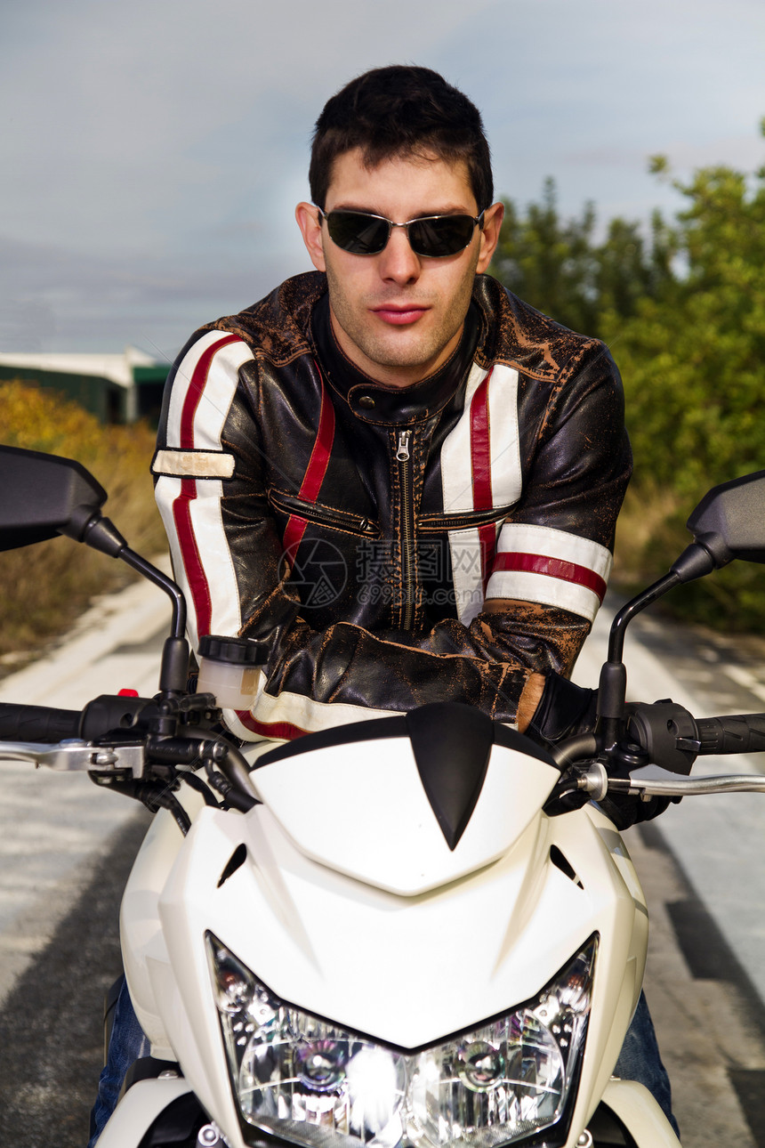骑摩托车的男人机器沥青姿势齿轮男生农村司机冒险自行车发动机图片