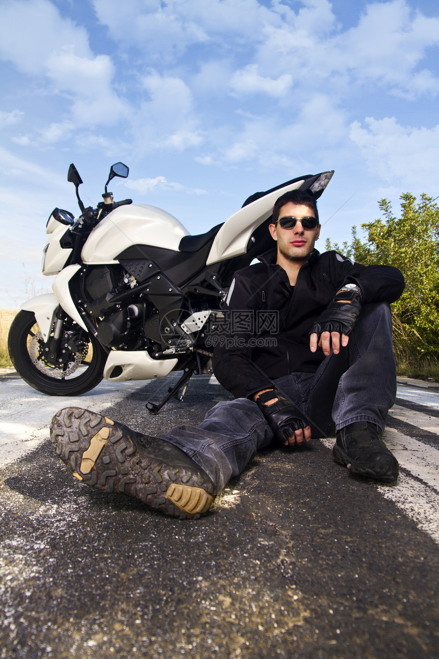 骑摩托车的男人司机青年发动机太阳镜自行车男性机器男生姿势齿轮图片