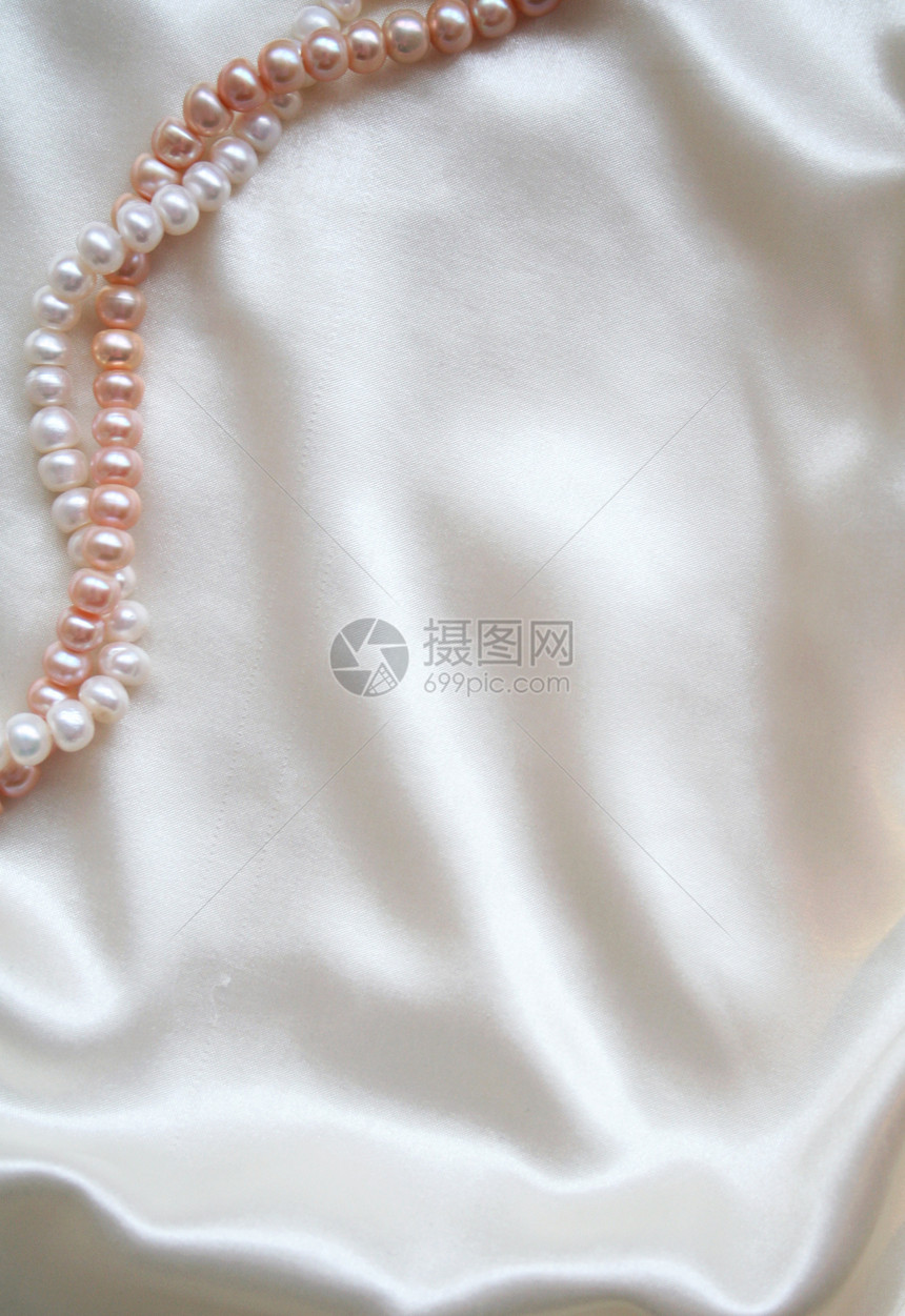 以珍珠为背景的平滑 优雅的白丝绸图片