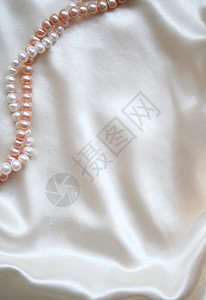 以珍珠为背景的平滑 优雅的白丝绸背景图片