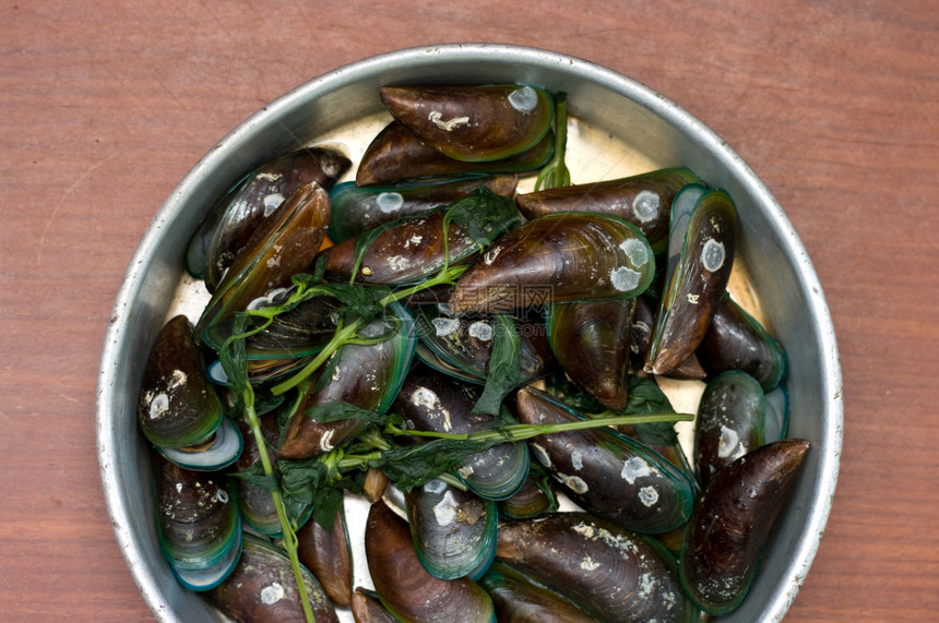 油煮亚洲绿色贝类贝壳盘子烹饪海鲜桌子食物贻贝蔬菜厨房图片