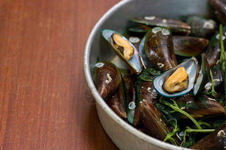 珍珠贝油煮亚洲绿色贝类烹饪食物贝壳盘子海鲜桌子厨房蔬菜贻贝背景