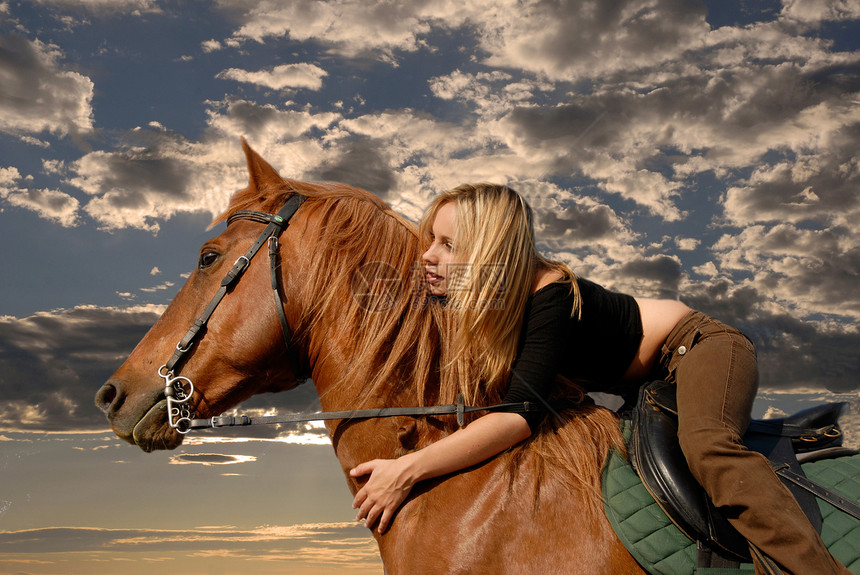 骑马女童天空毛皮金发头发女孩风暴棕色青少年运动幸福图片