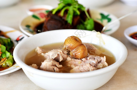 新加坡肉骨茶肉骨茶午餐烹饪服务兴趣草本植物美食盘子名声蔬菜文化背景