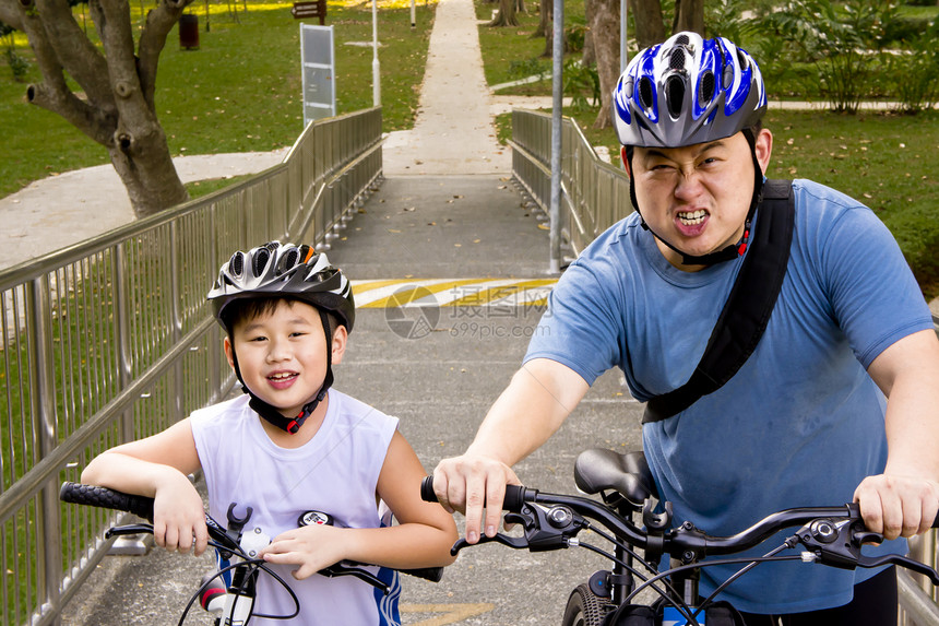 父亲和儿女骑自行车师图片