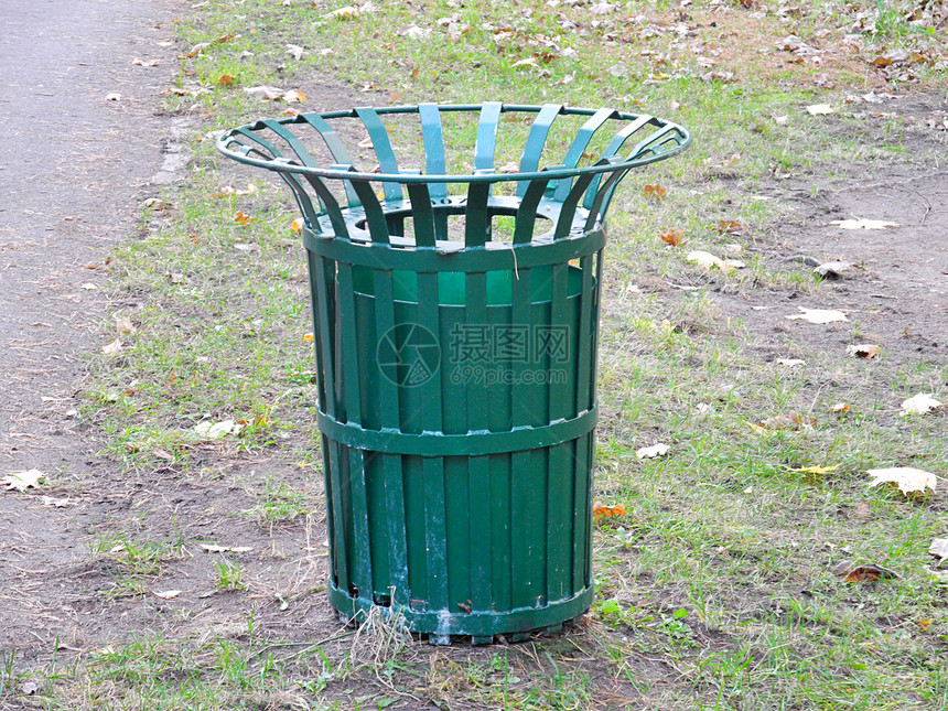 绿色垃圾桶瓦砾植物路面灰尘叶子垃圾箱垃圾草本植物树叶图片