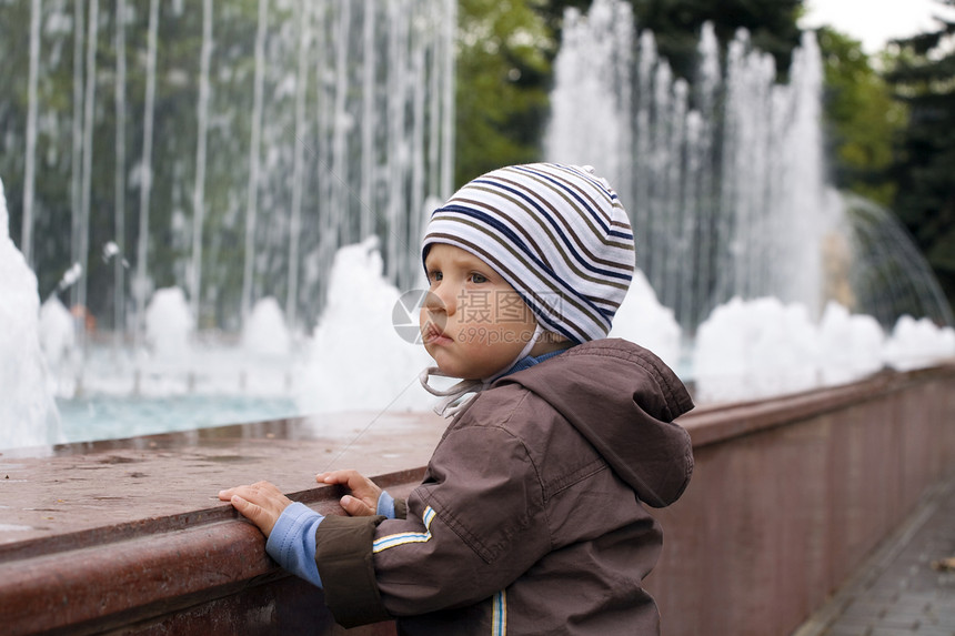 男孩在公园散步时穿着温暖衣服图片
