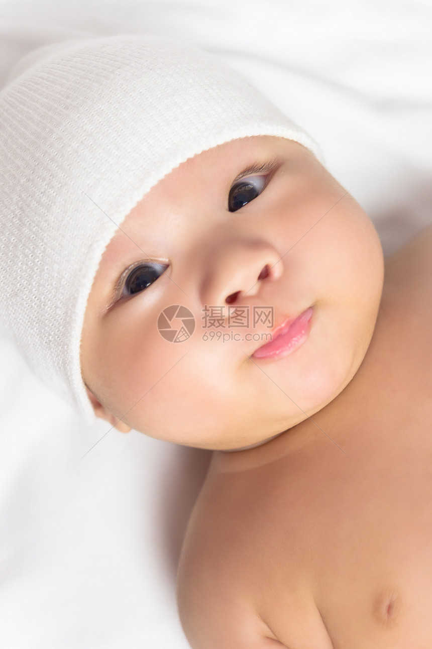 亚裔婴儿女孩安全帽子孩子说谎床单新生童年儿子家庭图片