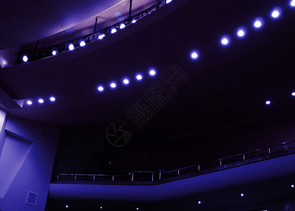 夜店风视频封面在一个黑暗的大厅中 在戏剧表演中的灯光下背景