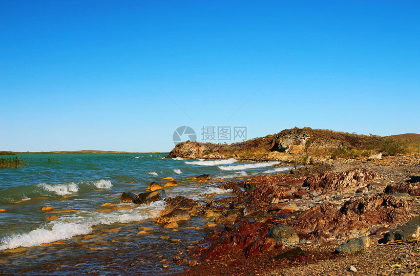 离开石堆海岸波浪海岸线场景海浪地平线岩石卵石假期巨石阳光图片