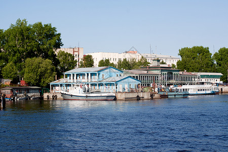 江河泊位绿色水平海岸建筑蓝色晴天城市地标海浪高清图片