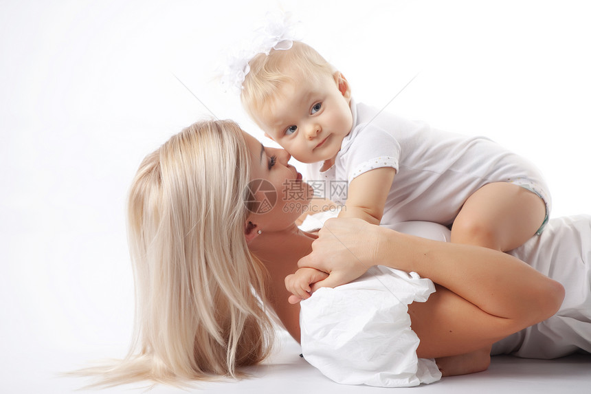 母亲怀着婴儿女性快乐工作室妈妈女士育儿衣服幸福金发女儿图片
