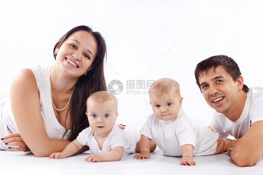 快乐的家庭肖像婴儿童年团体幸福父母育儿男性女儿们女性工作室图片