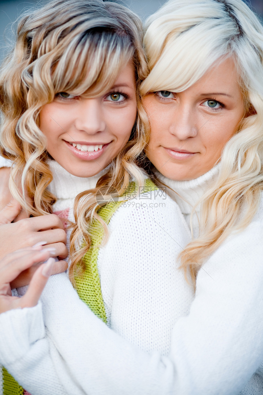 姐妹姊妹福利拥抱情怀幸福冒充快乐衣服毛衣面孔家庭图片