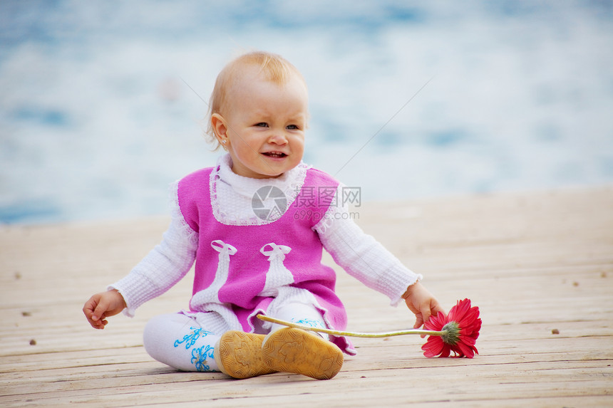 小女孩育儿女儿青年孩子女孩婴儿海滩闲暇泊位儿童图片