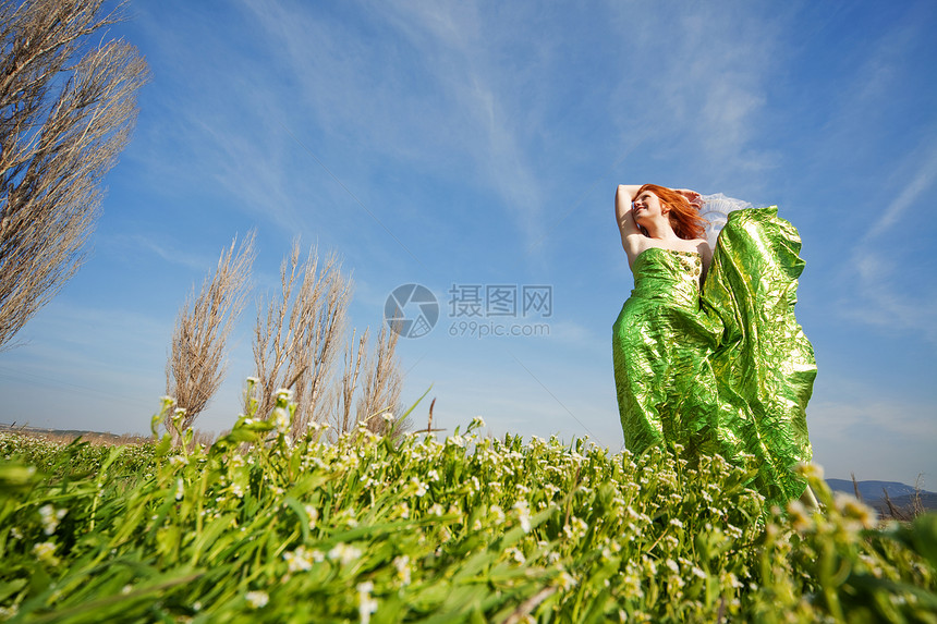草地上美丽的女人场地女性女孩天空活力乐趣冒充喜悦晴天花朵图片