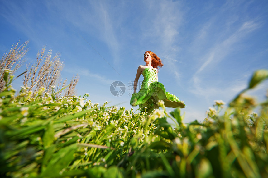 实地女童裙子场地晴天乐趣女性草地公园女孩天空花朵图片