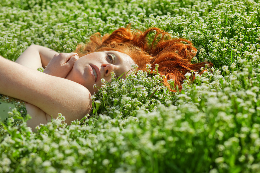 女孩躺在草地上晴天活力绿色自由红色头发公园乡村场地乐趣图片