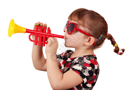 吹喇叭女兵有太阳眼镜的小女孩吹喇叭乐器孩子白色玩具太阳镜女儿玩家音乐家乐趣女性背景