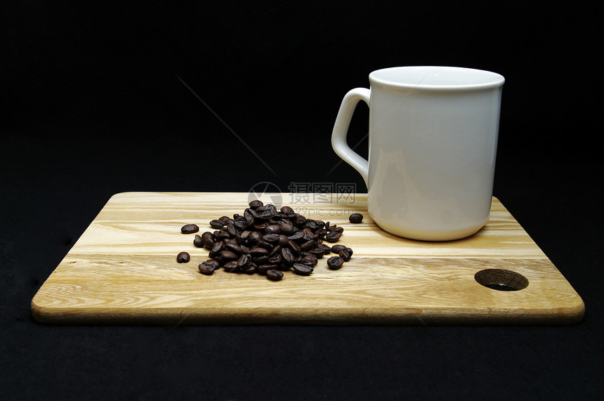 咖啡豆和咖啡杯棕色食物杯子白色饮料黑色豆子托盘图片