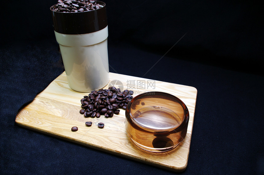 咖啡豆和研磨机图片