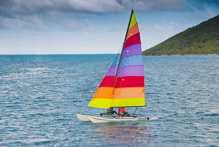 双体帆船（Cataamaran帆船旅游闲暇海洋太阳旅行双体运动乐趣假期巡航背景