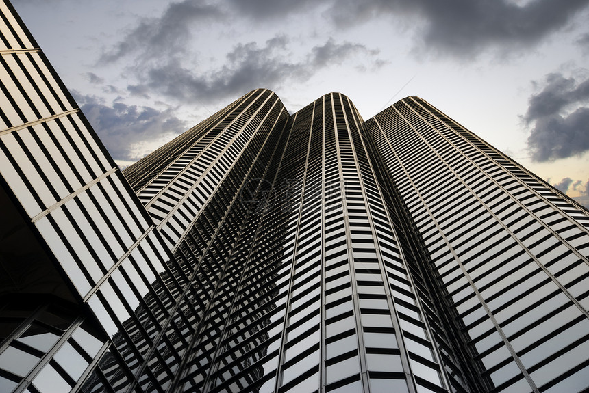 有云的天梯窗户反射建筑财富技术金融建筑学城市商业插图图片