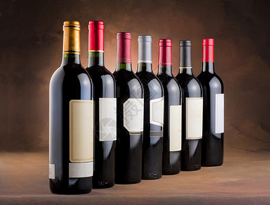 乐1夏红色葡萄酒瓶排成一排 有空白标签背景