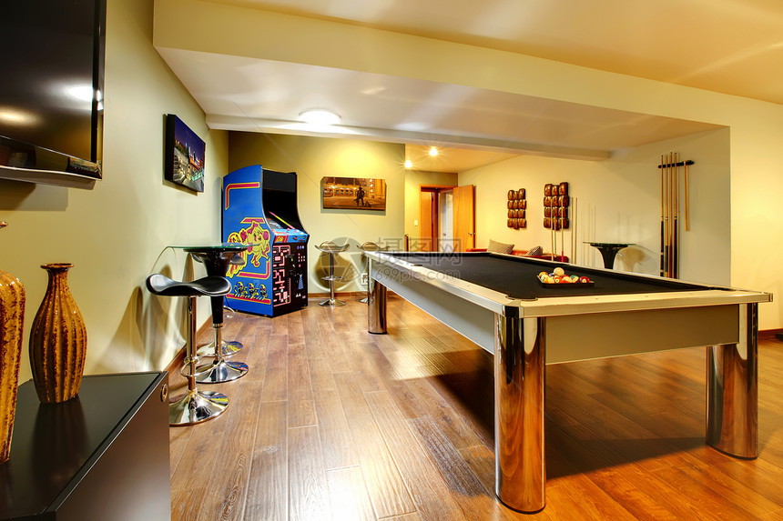 和桌球桌一起在室内玩派对室风格房子财产地面木头奢华机器家庭房椅子娱乐图片