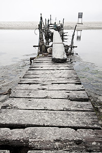 低饱和度的隔绝木制码头背景图片