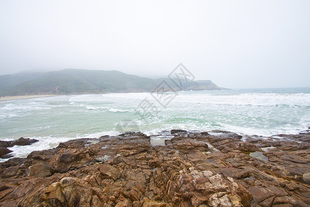 北岸在香港暴风雨之前 沿着海岸的强力波浪背景