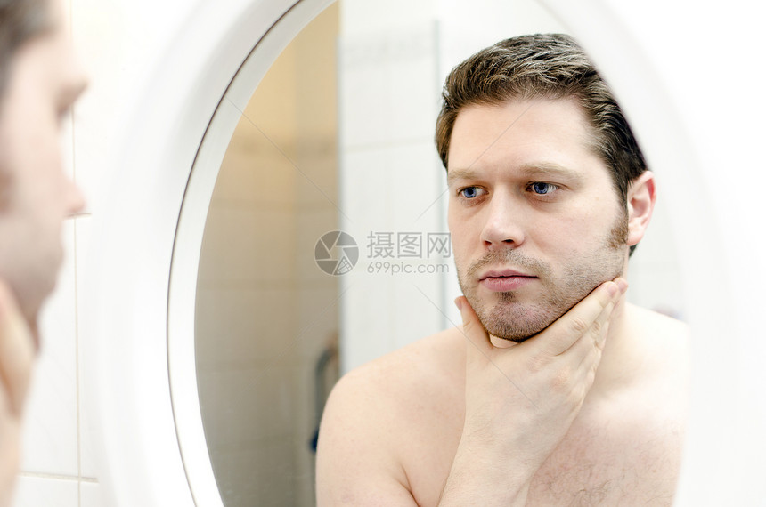 男人看着他的胡子 想着刮剃须浴室镜子胡须皮肤卫生白色刮胡子肩膀护理身体图片