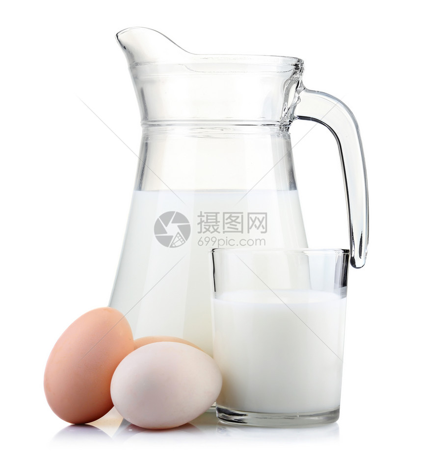 奶汁和玻璃加蛋白分离的鸡蛋图片