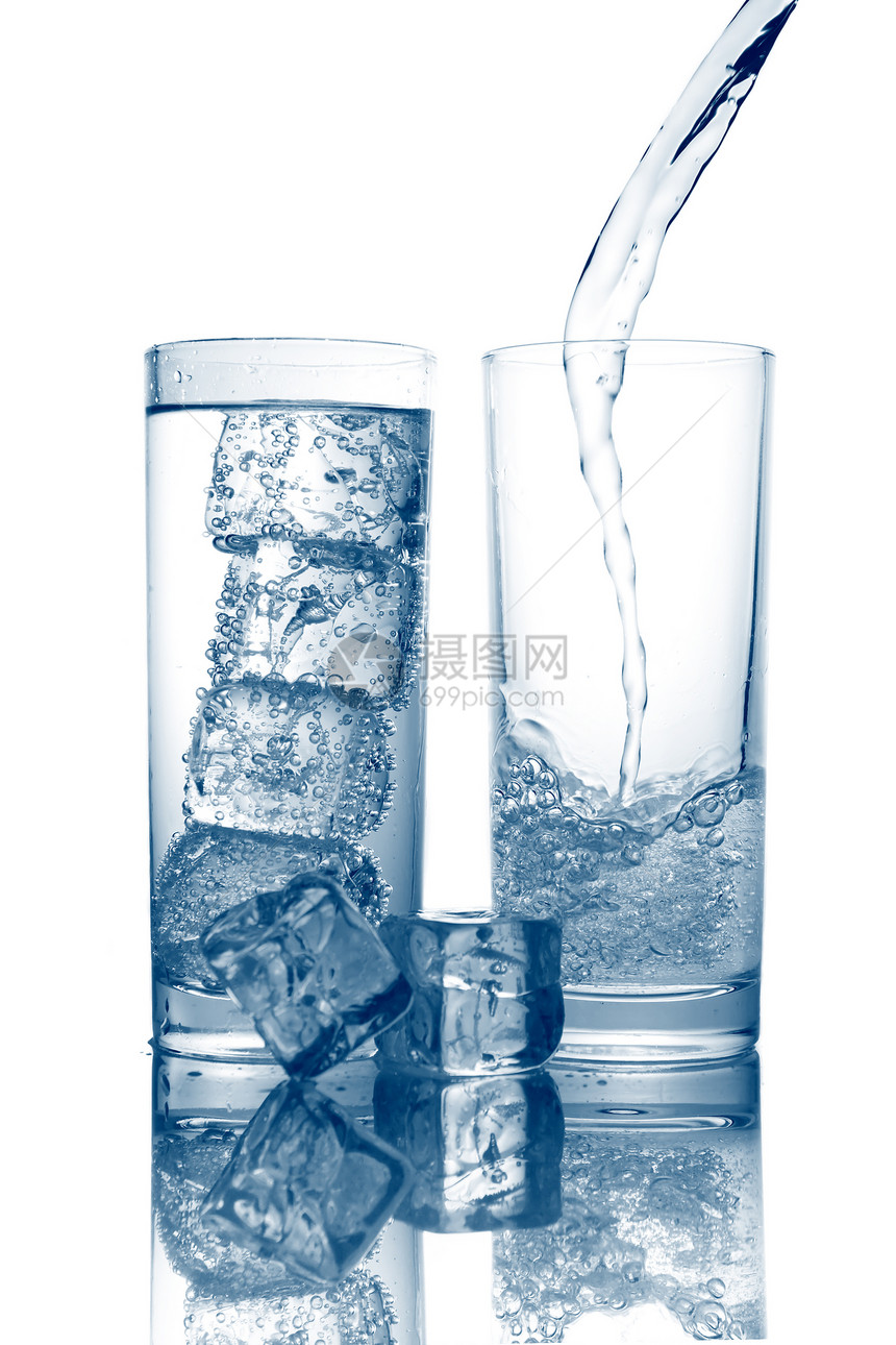 在隔绝的玻璃杯中喷洒新鲜冷水气泡食物玻璃运动白色立方体飞溅宏观行动蓝色图片