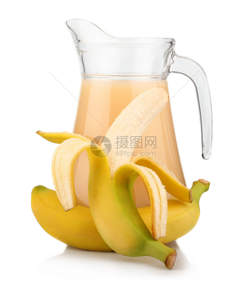 全壶香蕉果汁和水果 在白色上隔绝图片